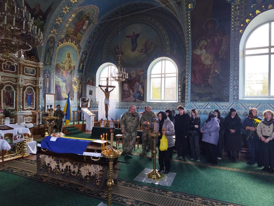 Останній дзвінок для Героя: у місті на Волині попрощалися з Олександром Каленюком