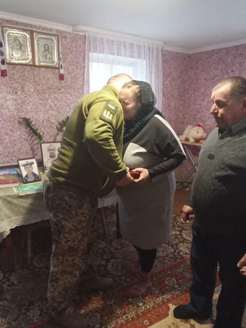 Батькам загиблого волинського Героя Валентина Костюка вручили нагороду сина