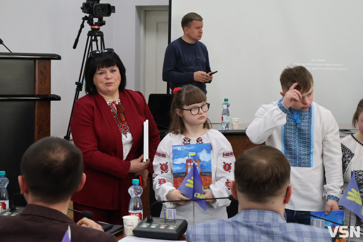 Флешмоб «Шкарпетуйся» і кадрові рішення: що відбулося на 90-й сесії Луцької міськради. Фоторепортаж