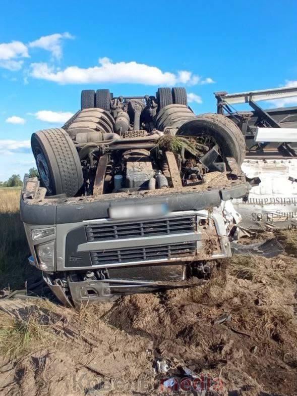 На Волині вантажівка злетіла у кювет, бо наїхала на камінь