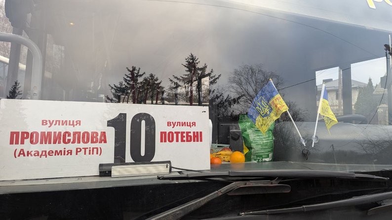 «Хочу подарувати людям радість»: водій луцької маршрутки дивує пасажирів подарунками