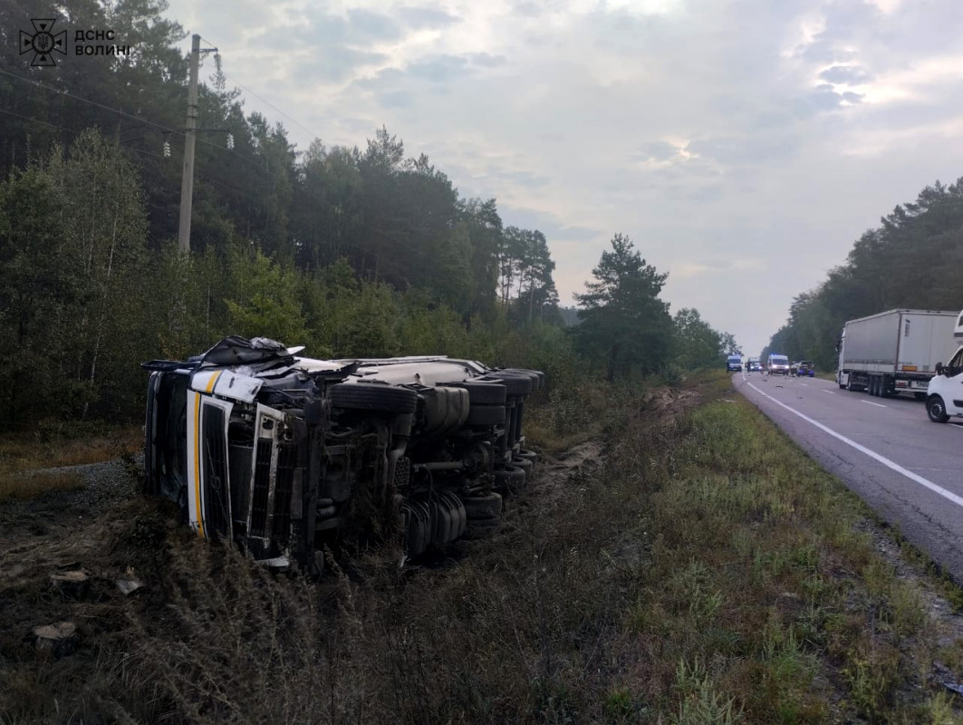 На Волині легковик зіштовхнувся з фурою: жінка загинула, діти отримали травми