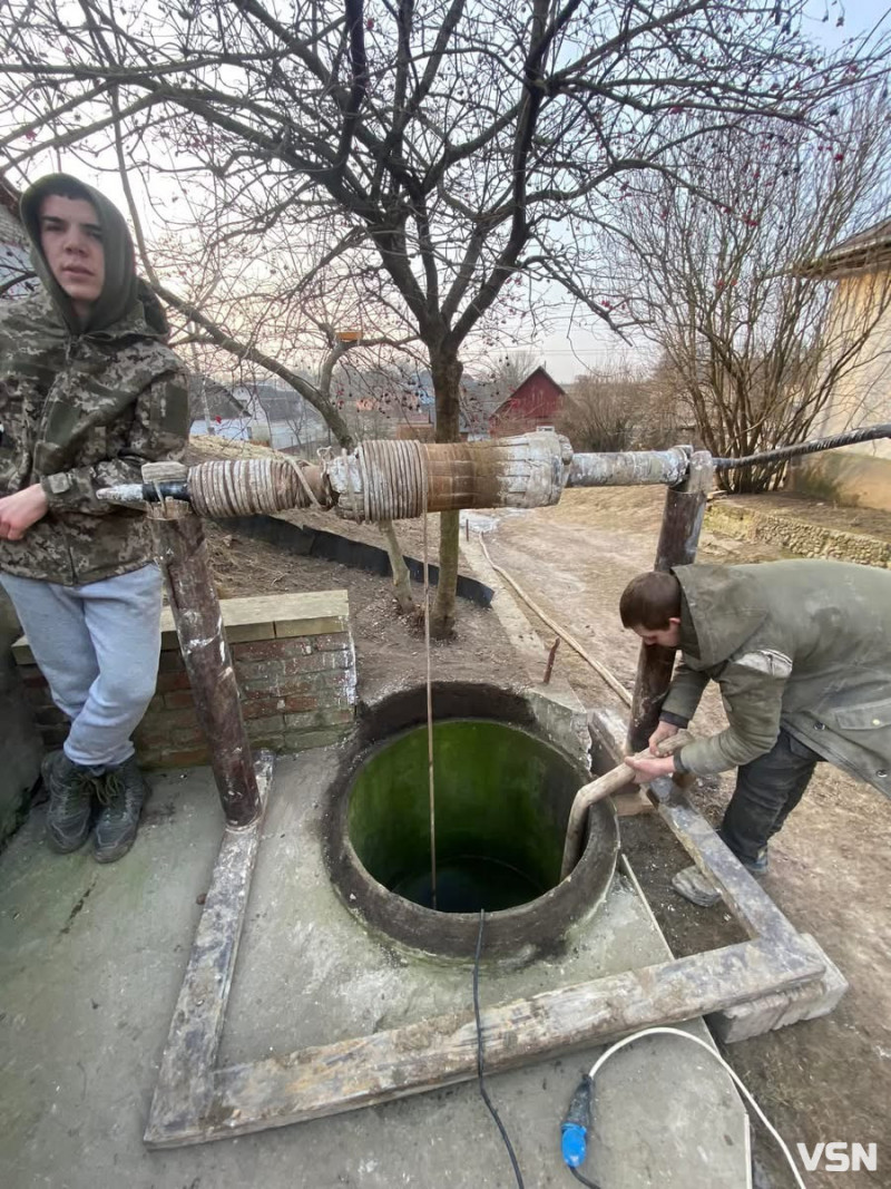 «Понад триста криниць викопали упродовж кількох років», - волинянин розповів про те, як з’являються колодязі й унікальні знахідки у них