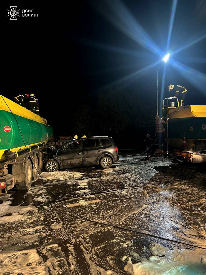 Біля Луцька зіткнулися легковик і бензовоз: стався витік пального