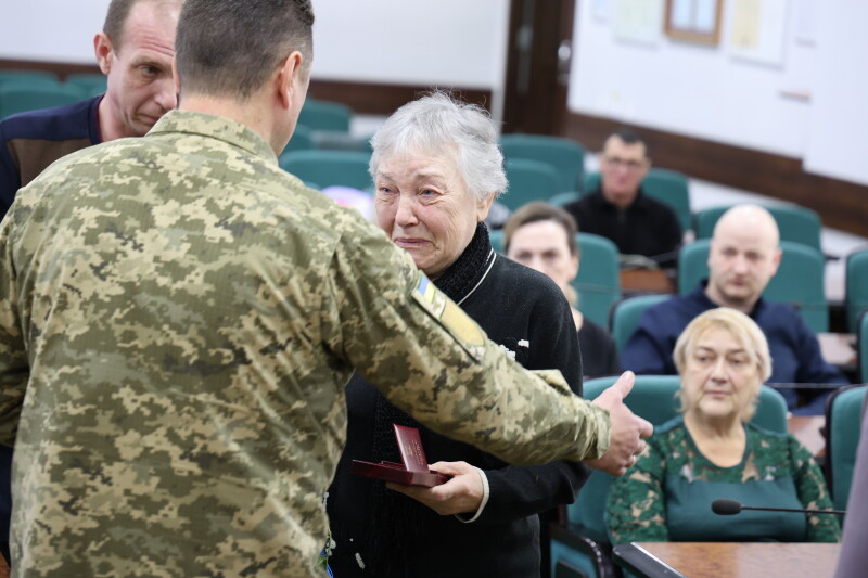 У Луцьку рідним загиблих Героїв вручили їхні посмертні нагороди. Фото