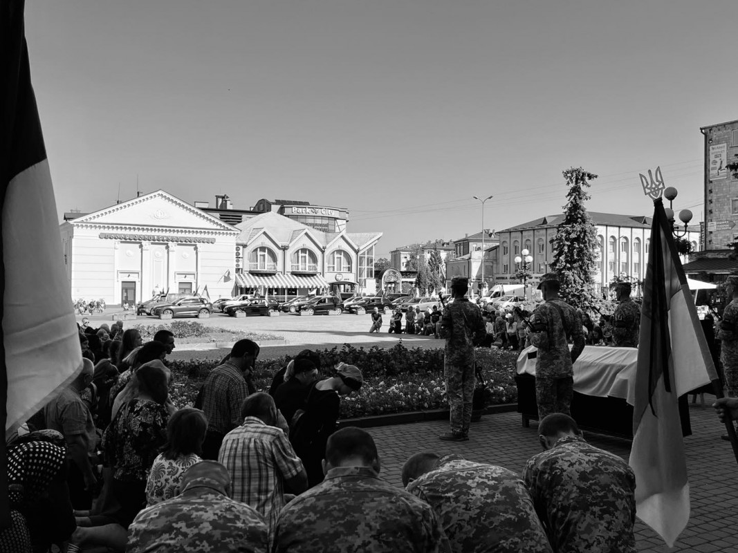 «На власні очі бачив усе пекло війни»: на Волині попрощалися з Героєм Петром Бежаном. Фото