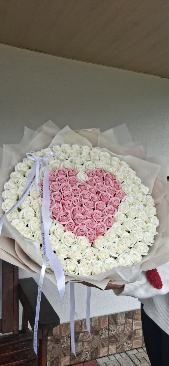 Майстриня з Волині створює букети, що не в’януть до десяти років