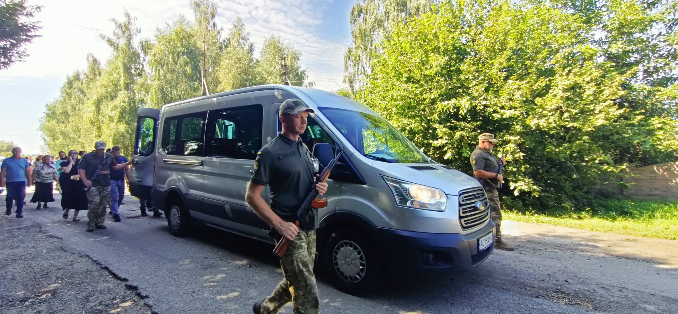 Три доньки втратили батька: на Волині попрощалися з Героєм Сергієм Петровим