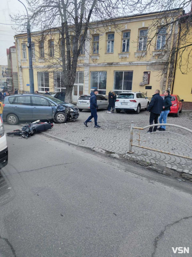 У Луцьку на вулиці Данила Галицького ДТП:  «рено» зіштовхнулося з мотоциклом