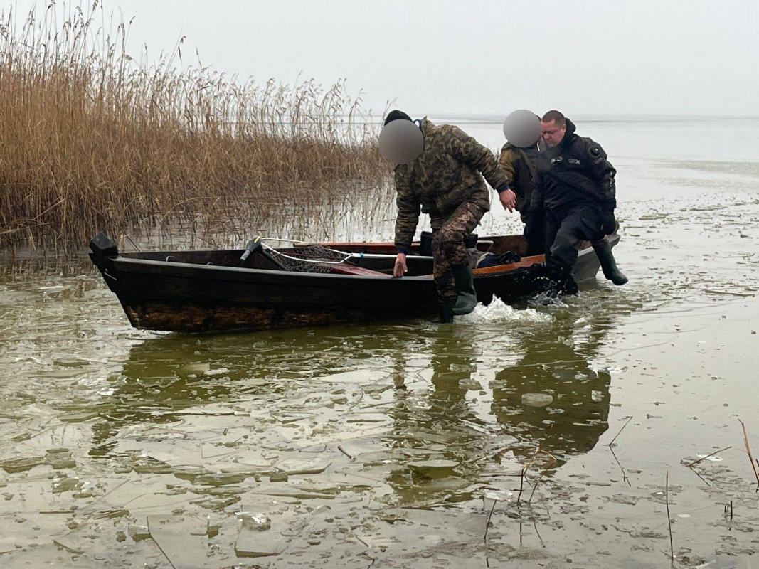 На Волині рятувальники звільнили рибалок, які потрапили в крижану пастку