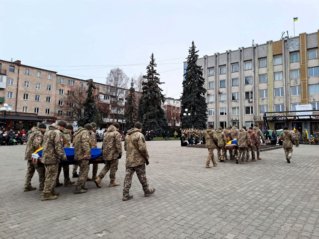 Дві втрати в одні громаді: на Волині попрощалися з Героями Артемом Абрамчуком та Юрієм Гусаром