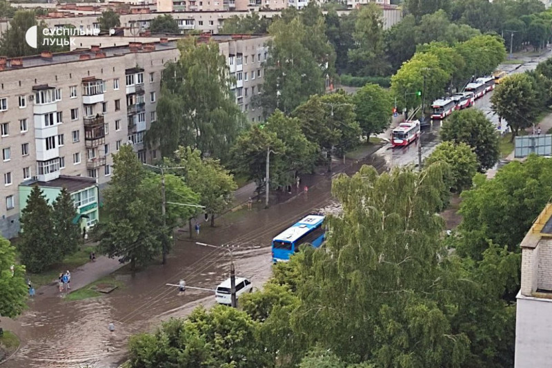 Луцьк затопило після зливи: машини плавають у воді, зупинився рух тролейбусів. ОНОВЛЕНО