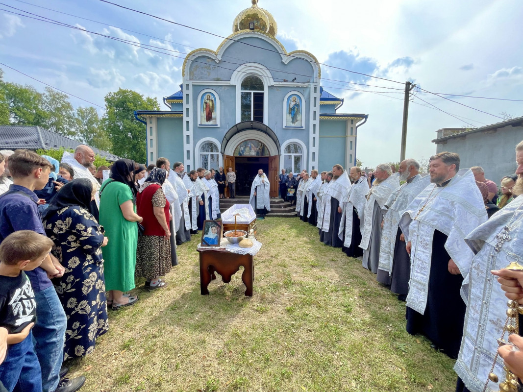 Маленькі діти плакали над домовиною мами: на Волині поховали дружину священника, яка померла після ДТП