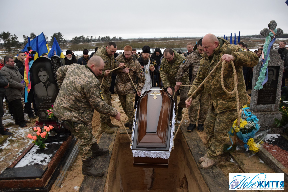 Поліг смертю хоробрих: на Волині попрощалися із 48-річним Героєм Миколою Рябіїком