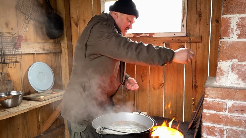Як у селі на Волині готують традиційний борщ з линками