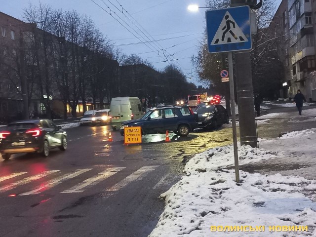 У Луцьку на Відродження зіткнулися легковики, одного з водіїв госпіталізували