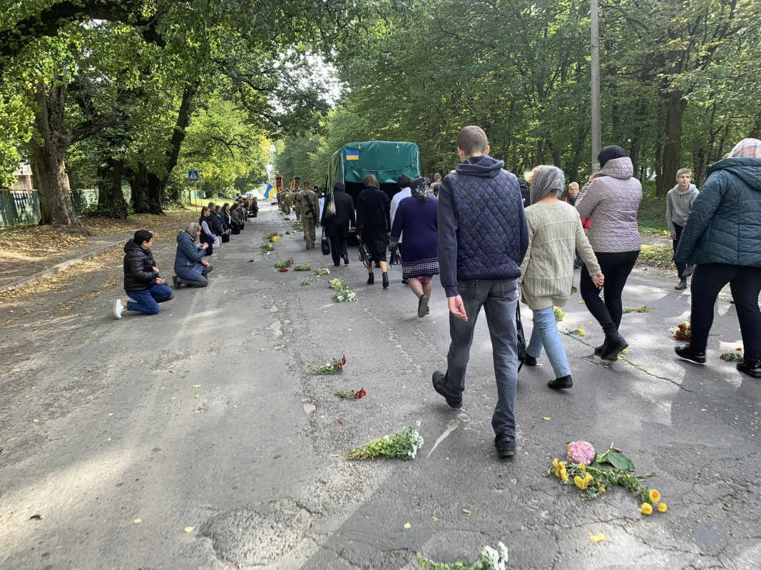 Помер на бойових позиціях: на Волині провели в останню дорогу захисника Олександра Юзвика