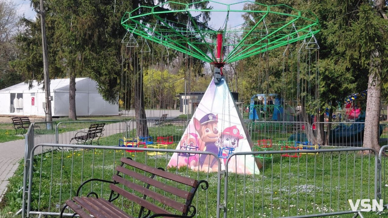 Які атракціони працюють у центральному парку Луцька та яка вартість квитків?