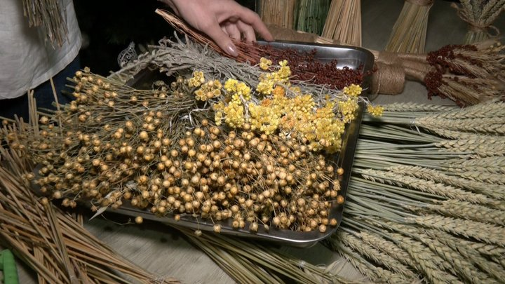 15 років зберігає традиції Різдва: майстриня з Волині плете дідухи