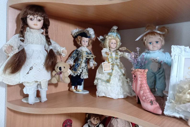 Медсестра з Луцька колекціонує і реставрує ляльки