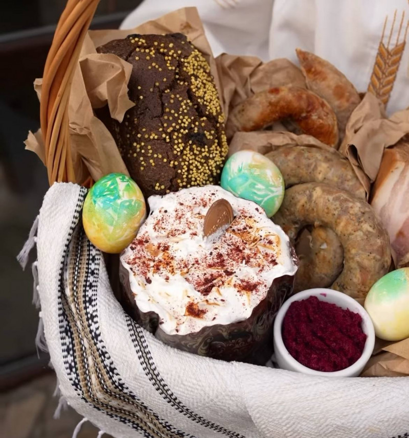 Скільки коштують великодні страви у Луцьку: готові набори, які пропонують ресторани міста