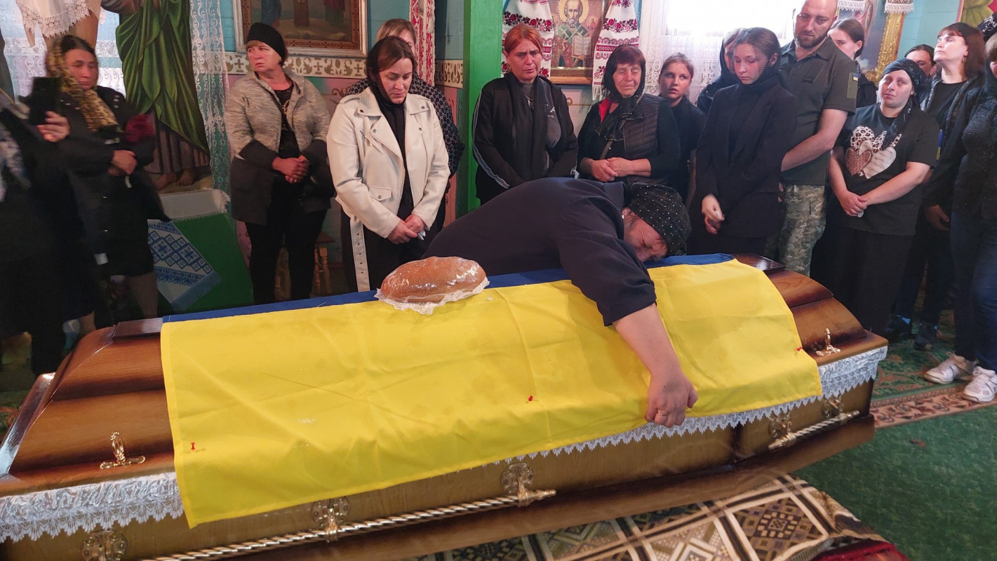 Залишилася дружина, дві доньки та троє онуків: на Волині попрощались з Героєм Василем Дуркотом