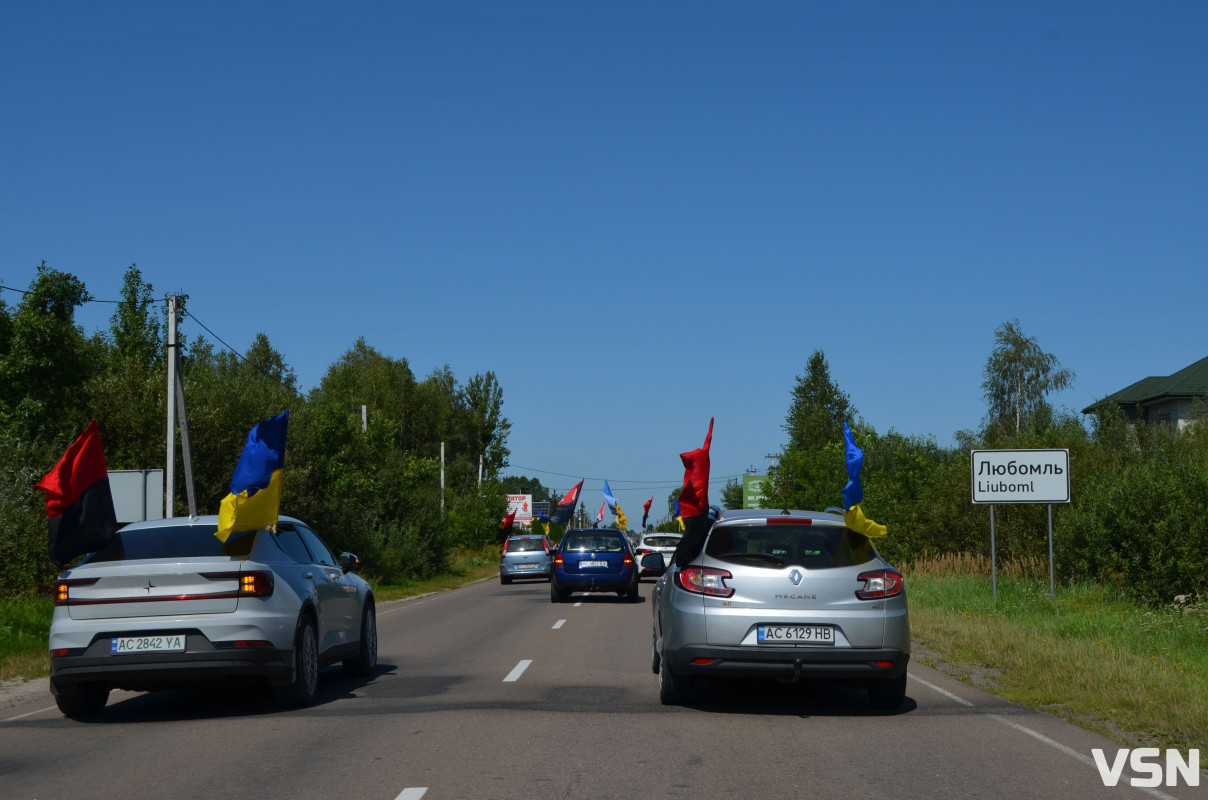 Сотні людей, прапори та квіти: востаннє додому повернувся Герой з Волині Степан Павлович