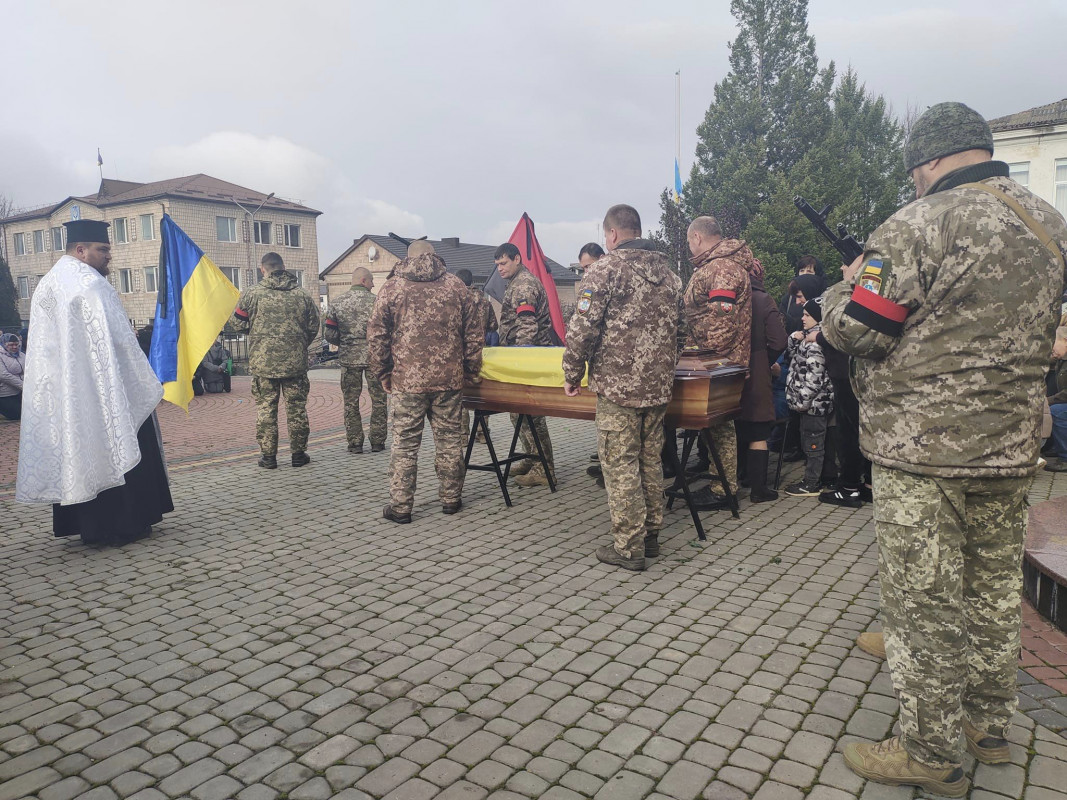 Два сини залишились без батька: на Волині попрощалися із Героєм, який майже місяць вважався зниклим безвісти