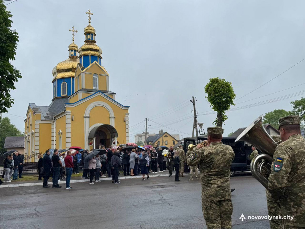 Вважався зниклим безвісти: на Волині в останню земну дорогу провели Героя Олександра Бєлова