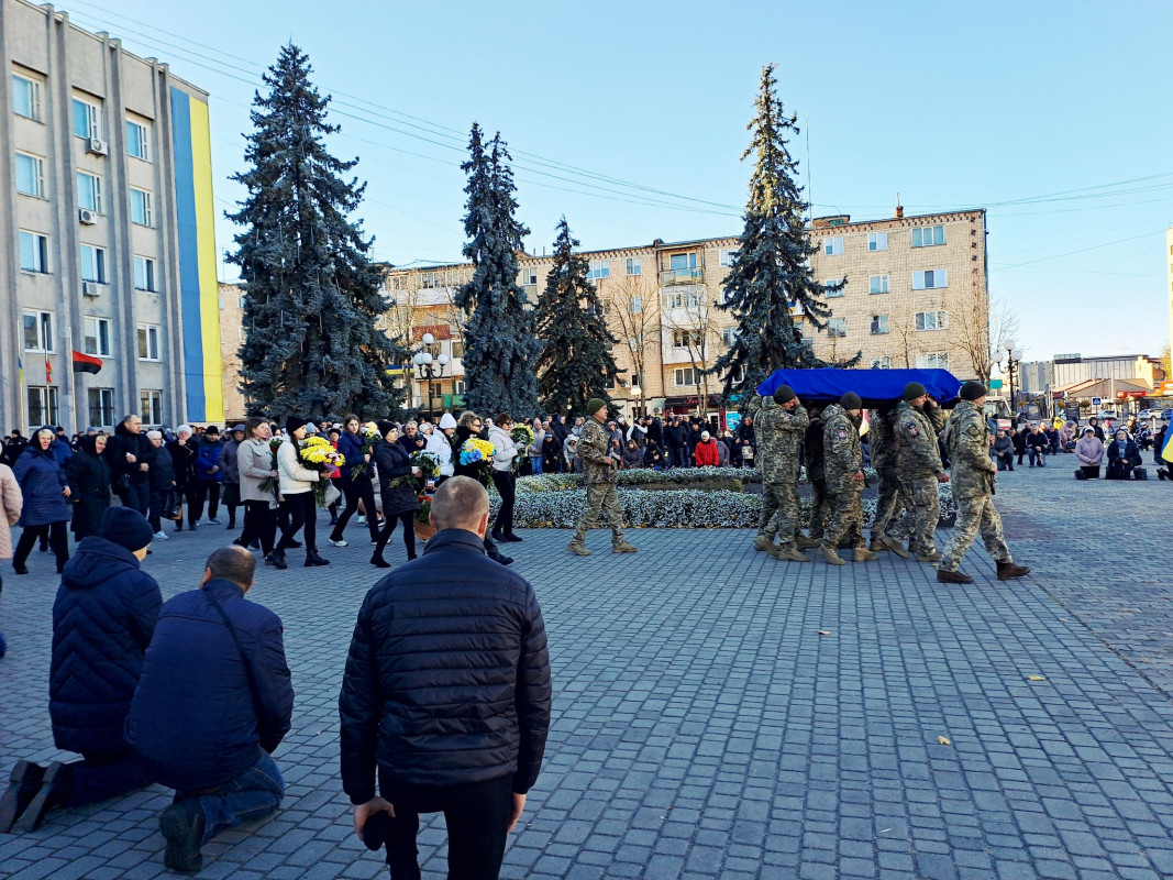 Коровай ділили на кладовищі: на Волині попрощалися з Героєм Максимом Хецером