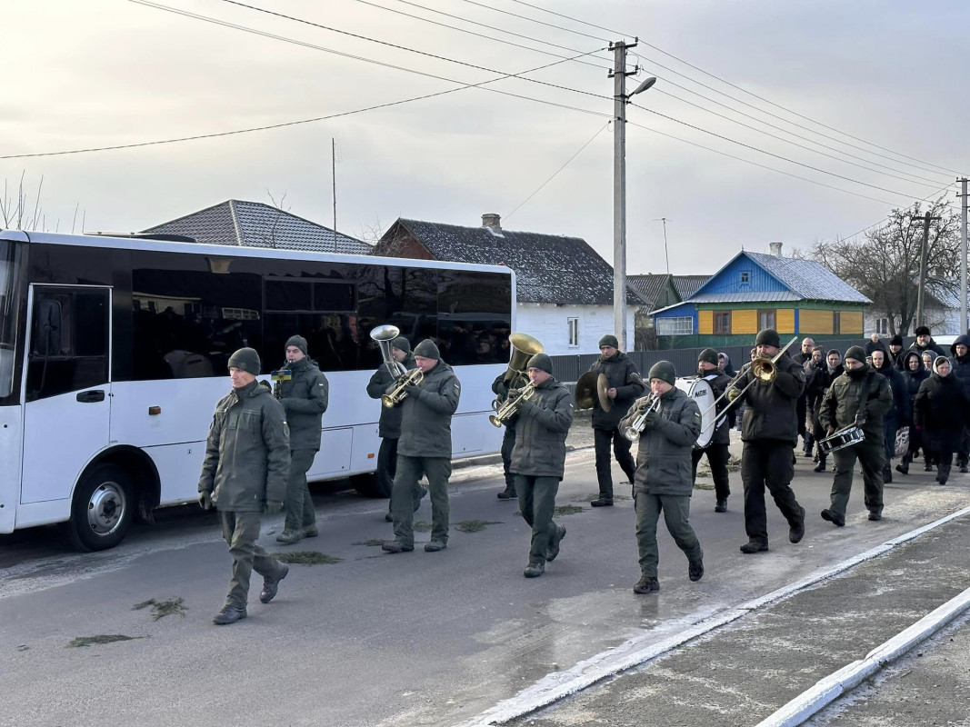 Отримав тяжке поранення біля Бахмута: на Волині всім селом прощалися з Героєм Миколою Назарчуком. Фото