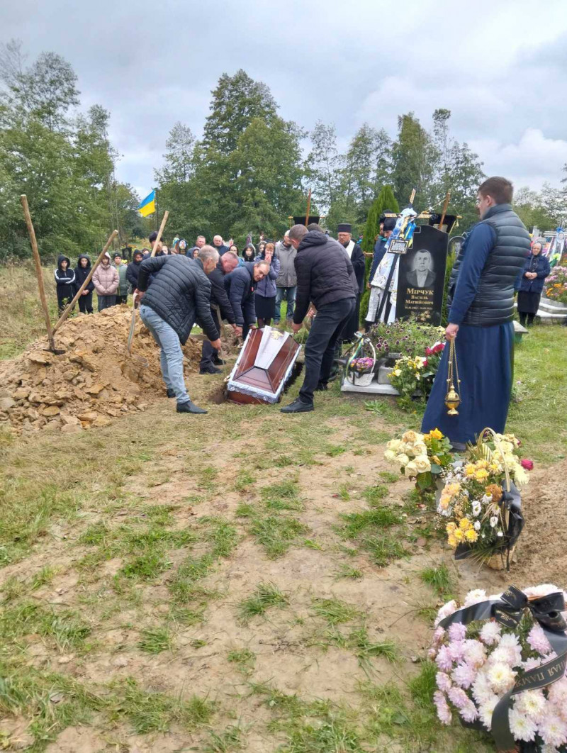 Життя обірвалось внаслідок важких поранень: на Волині попрощались з Героєм Володимиром Андрійчуком