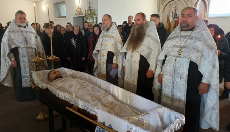 Батько боронить Україну від російських загарбників: на Волині попрощались з Героєм Романом Каденчуком