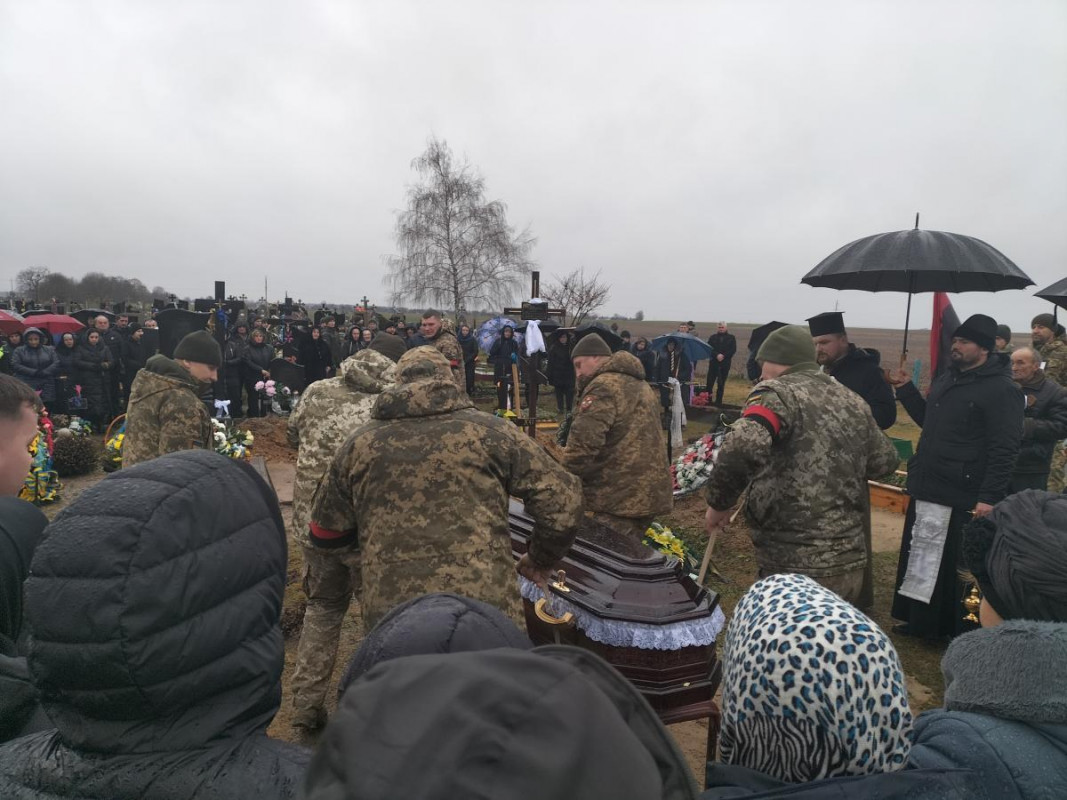 Загинув внаслідок артилерійського обстрілу: на Волині всім селом ховали працівника міської ради, Героя Олега Патіюка. Фото