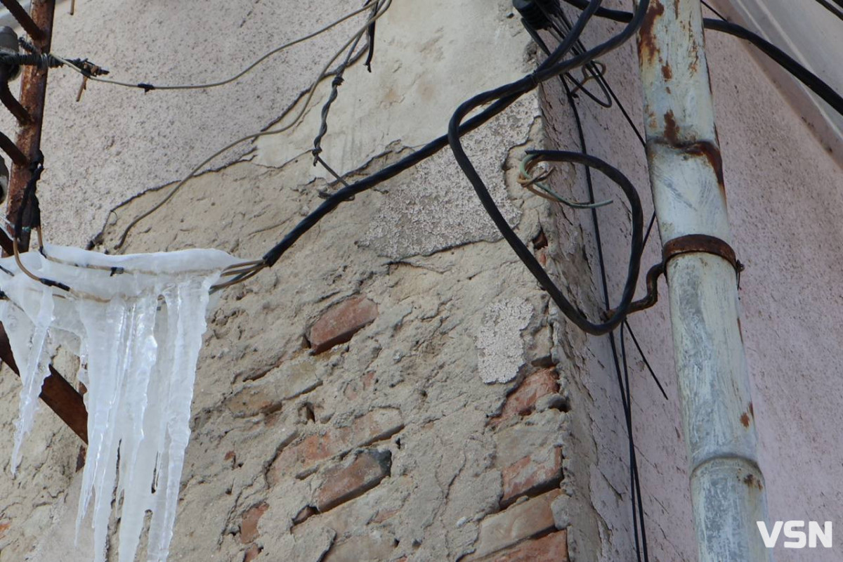 «Коли буде іскрити — тоді й наберете»: у Луцьку мешканці будинку чекають на ремонт оголених мереж, що обросли бурульками