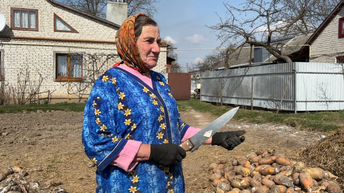«Треба побавитися»: як у волинському селі вирощують городину і тримають господарство
