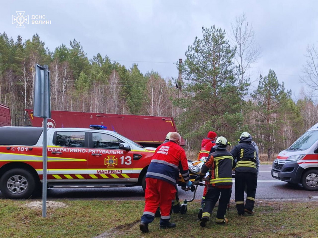 ДТП на Волині: загинула пасажирка, водія та двох постраждалих госпіталізували