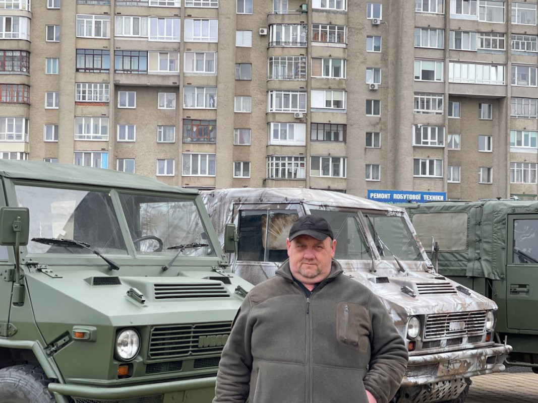 У Луцьку для військових передали надпотужні автівки. Фото та відео