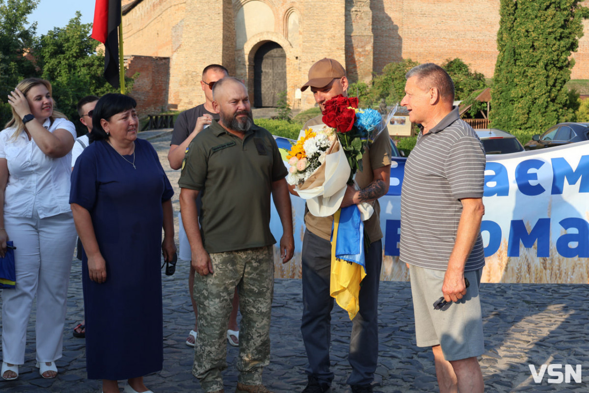 «Я взагалі не очікував, що повернуся»: у Луцьку зустріли звільненого з російського полону захисника Олександра Пришка