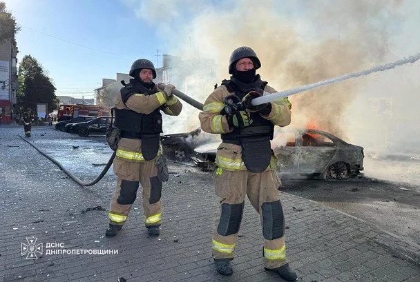Росія атакувала українське місто: горять магазини й авто, є загиблі та поранені