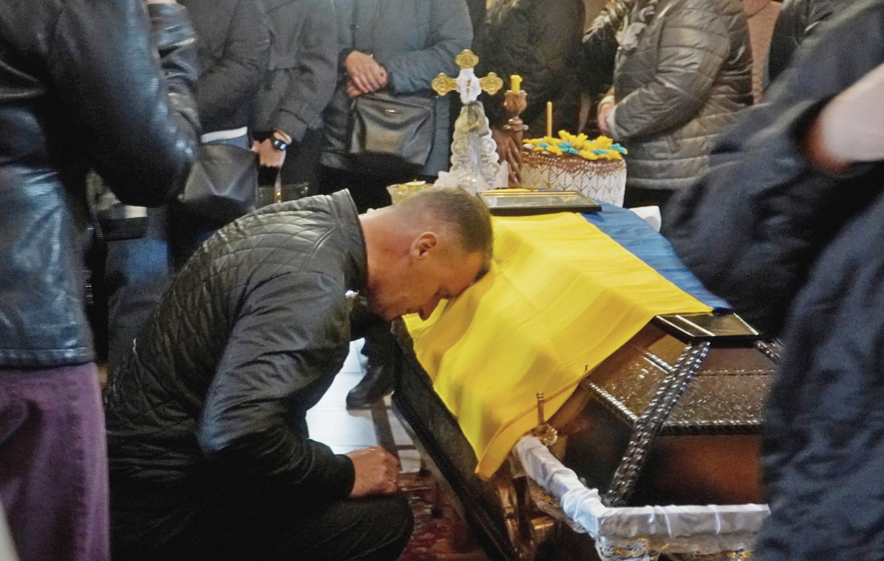 Поруч з домовиною – весільний коровай: на Волині попрощались з молодим Героєм Ігорем Новицьким
