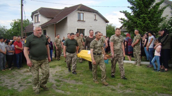 На Волині живим коридором та на колінах зустріли загиблого Героя, який захищав Україну