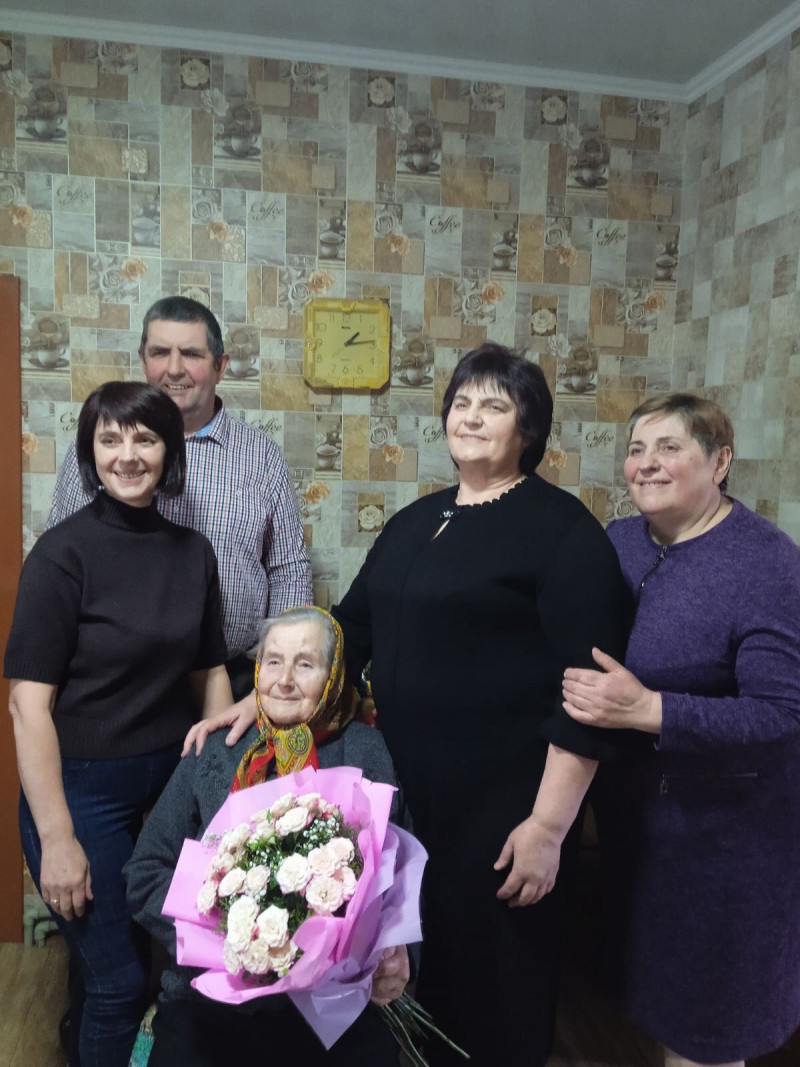 Має четверо дітей, девʼятьох онуків, а також 20 правнуків та навіть праправнук: довгожительці з Волині виповнилося 90 років