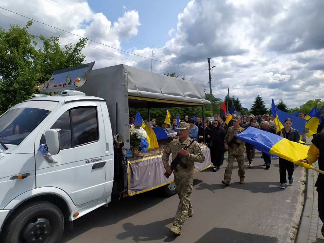 Двоє доньок втратили батька: на Волині попрощалися з полеглим Героєм Сергієм Сливкою