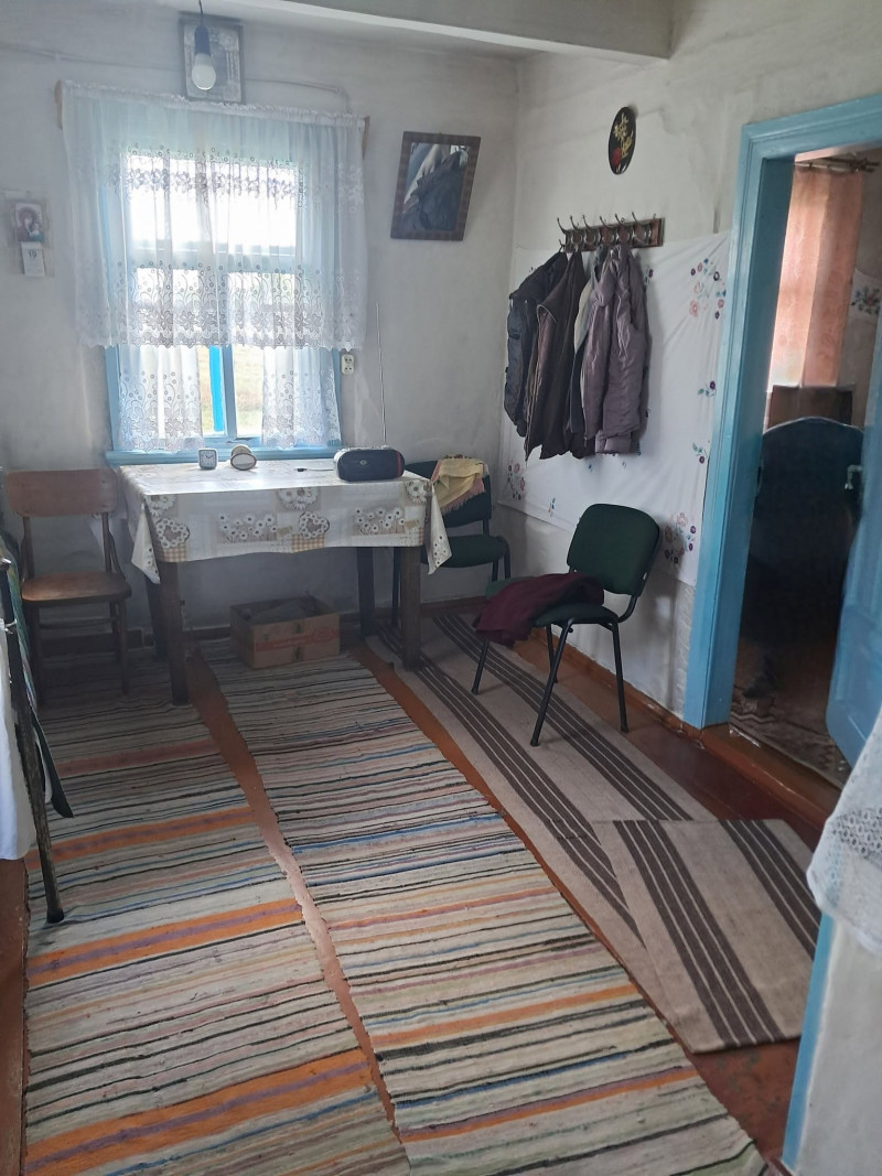 Сама на хуторі у 91 рік: бабуся з Волині вирощує городину та складає вірші про Україну