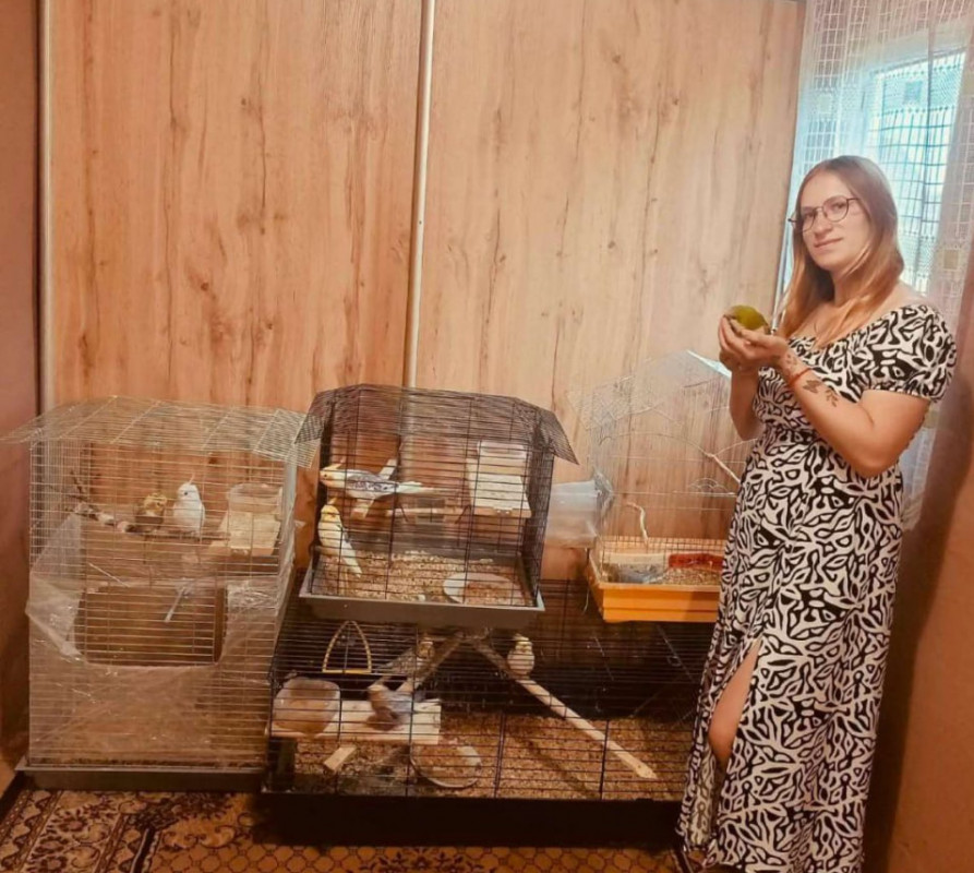 «Це єдине, що залишилося від нього»: після загибелі коханого на війні волинянка почала розводити папуг