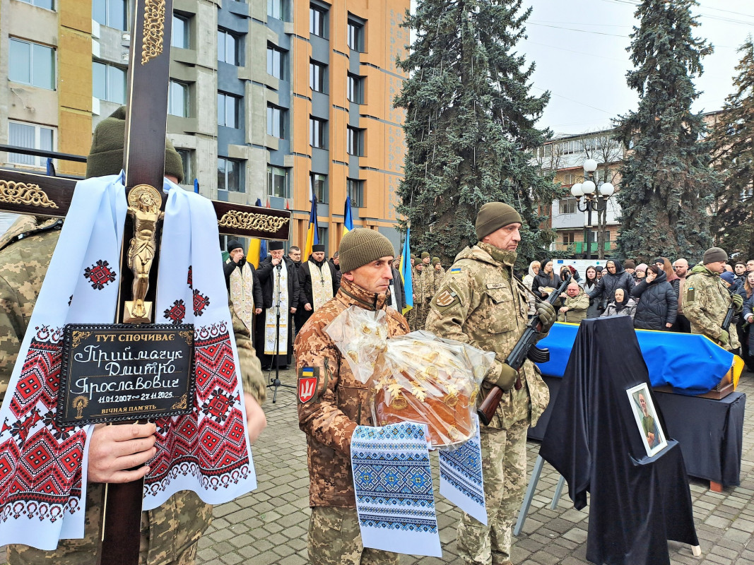 Коровай ділили на кладовищі: у Ковелі в останню путь провели 18-річного Героя Дмитра Приймачука