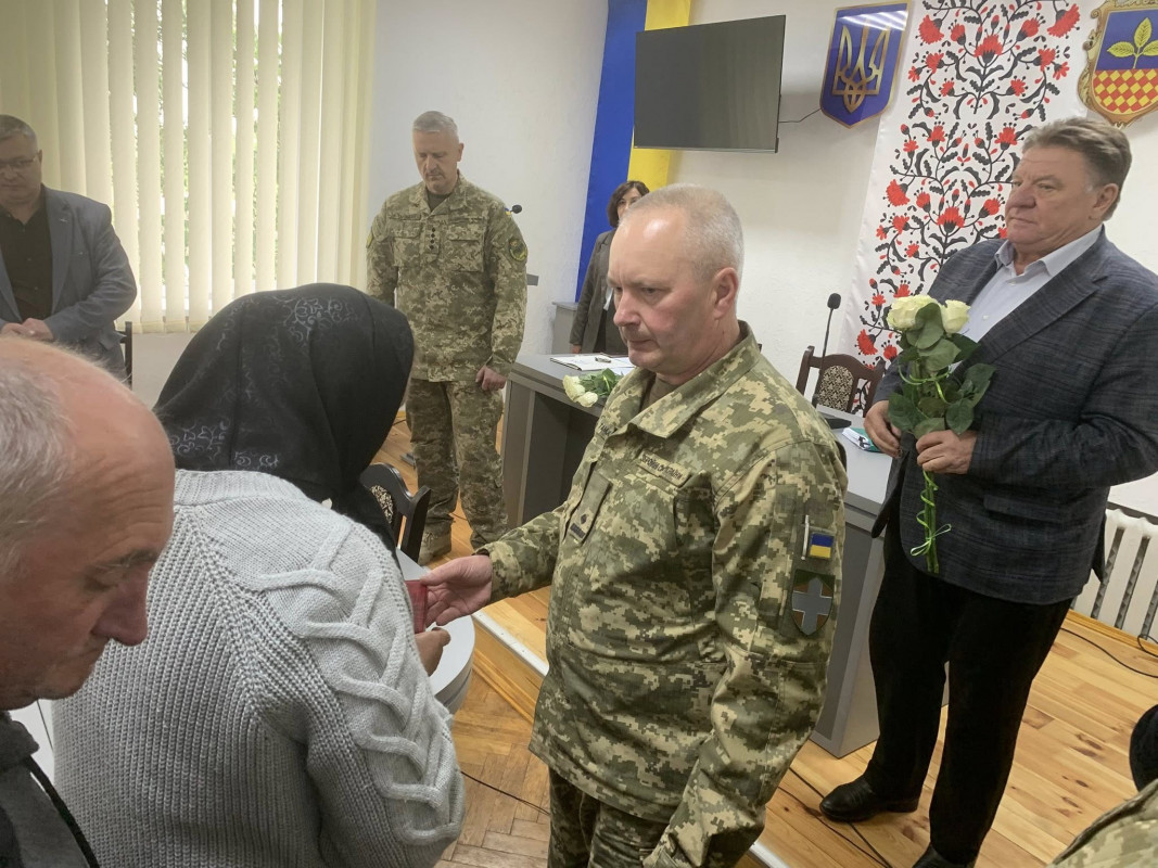 Віддали свої життя за Україну: на Волині рідним полеглих воїнів вручили державні нагороди