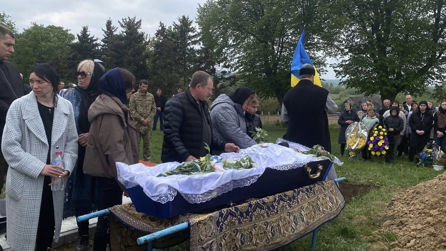 Серце воїна зупинилося після війни: волиняни попрощалися із захисником Дмитром Ляшуком