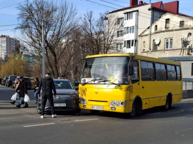 ДТП у Луцьку: легковик зіткнувся з маршруткою